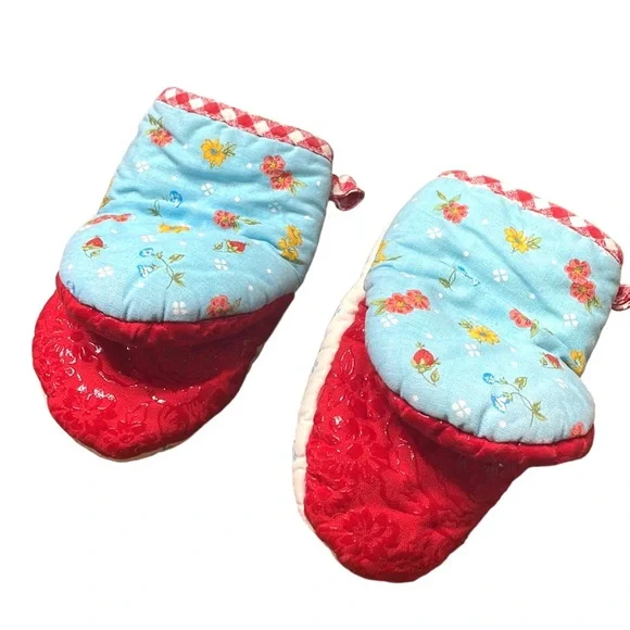 Pioneer Woman Home Bundle Red Checker Tablecloth and Floral Oven Mitts - Picture 4 of 6